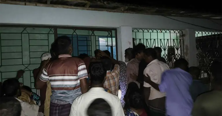 নিহতের বাড়িতে স্থানীয়দের ভিড়